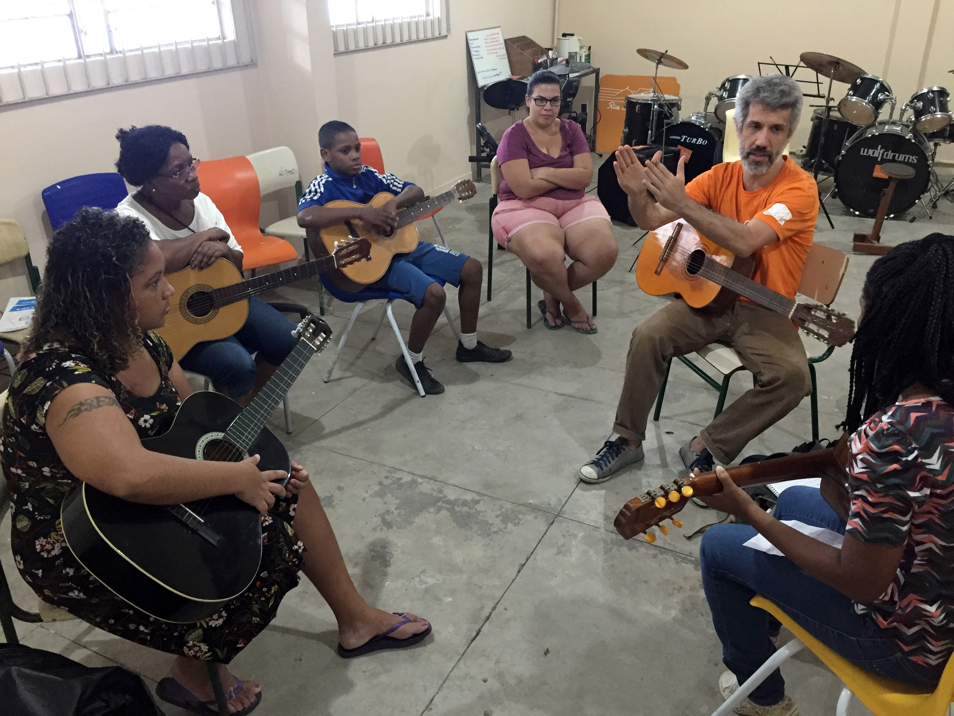 Projeto de música transforma a vida dos jovens na favela do Jacarezinho