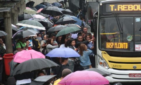 Crivella proíbe circulação de ônibus no Centro do Rio