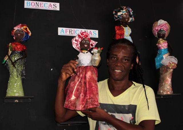 Artista plástico homenageia mulheres Afro-Baianas em exposição de bonecas