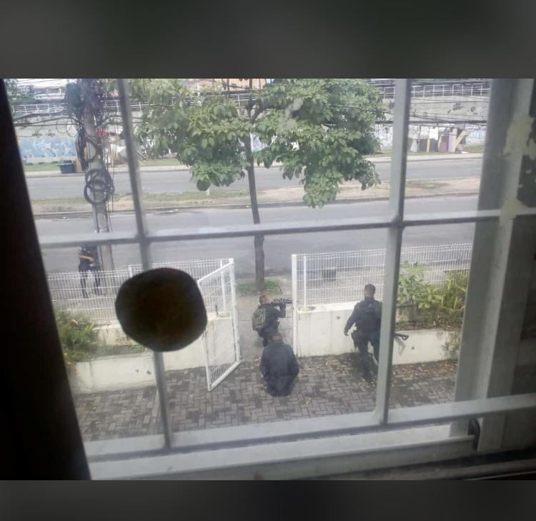Tiroteio em Manguinhos – policiais usam creche como trincheira