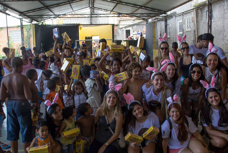 Ação de Páscoa leva alegria a centenas de crianças em favelas da Zona Norte do Rio