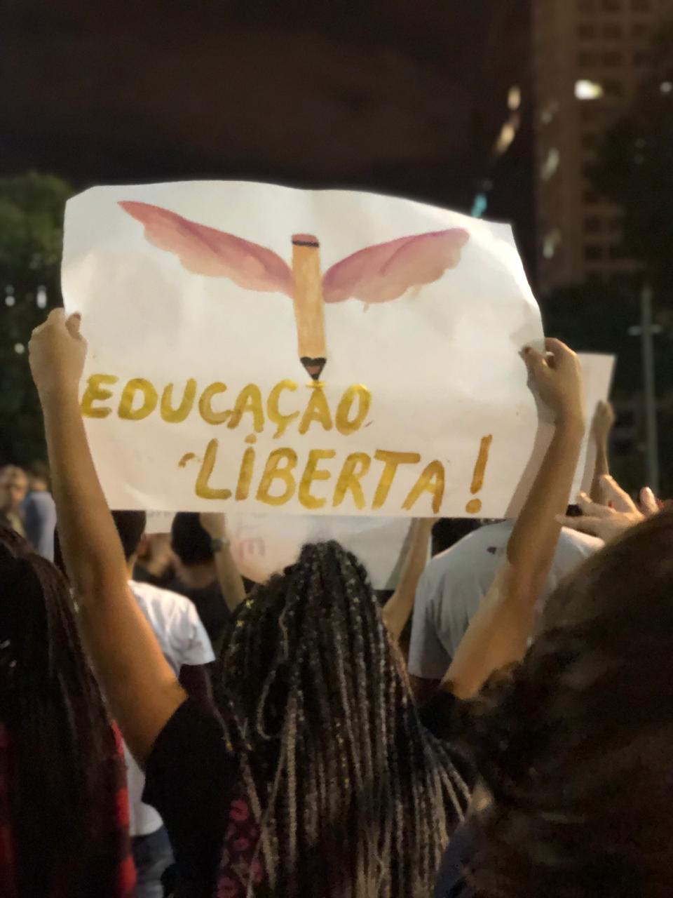 ‘Tsunami’ contra os cortes na educação: 200 mil vão às ruas no Rio