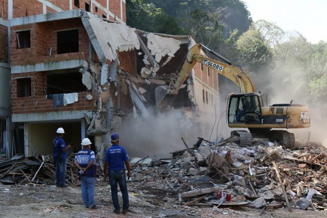 Prefeitura decide demolir seis prédios na Muzema e moradores protestam na Câmara