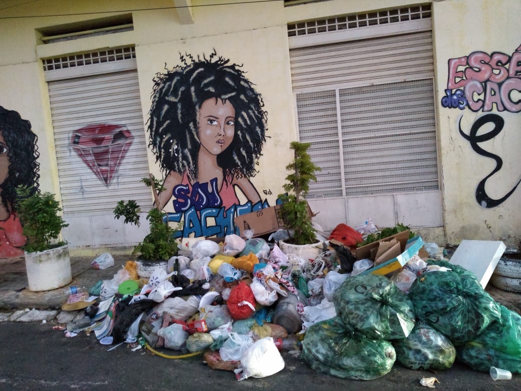 Descarte irregular de lixo no bairro da Liberdade