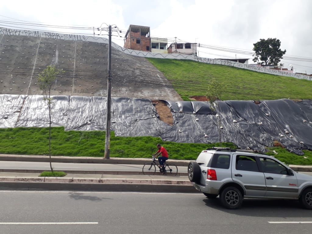 A beleza da contenção de encosta realizada em plataforma não durou dois meses