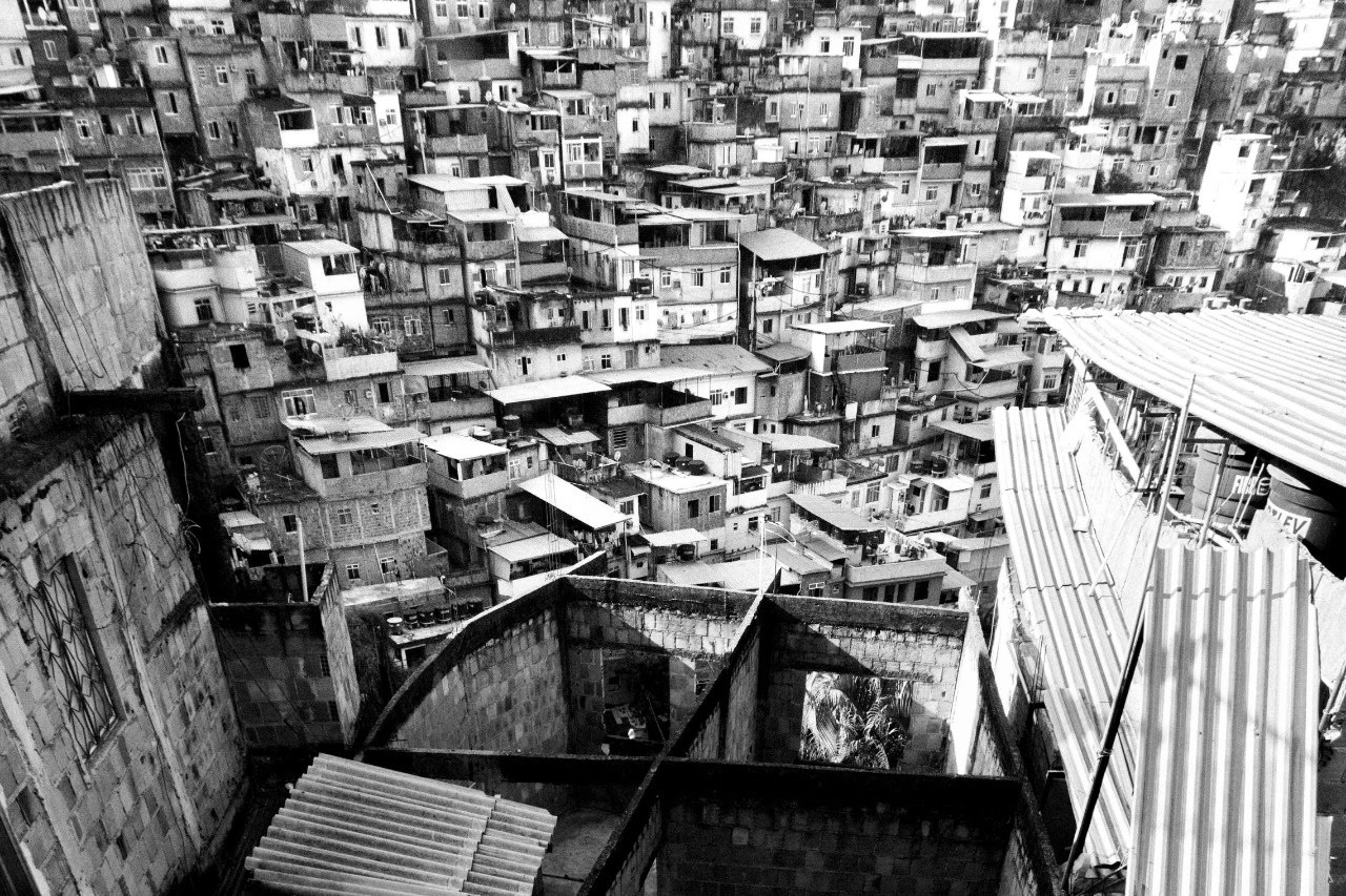 Favela, comunidade carente formada por favelados