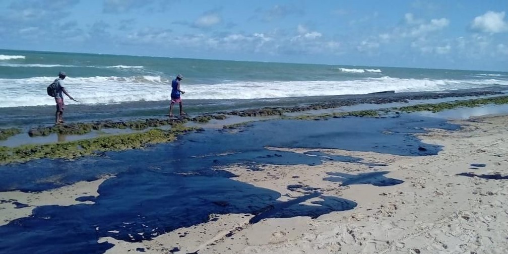 Óleo misterioso atinge as praias nordestinas e pode causar danos irreversíveis