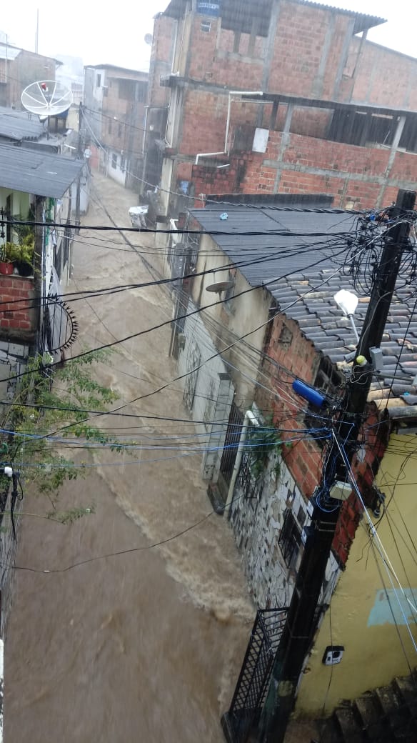 Chuva causa alagamentos e deslizamentos em Salvador