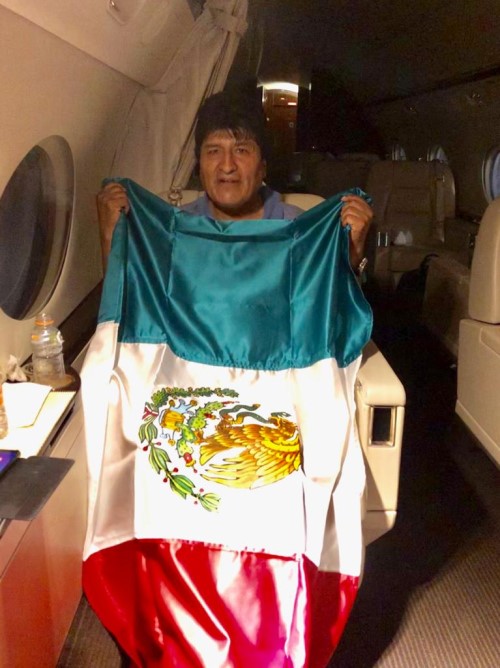 Após sofrer golpe, Evo Morales chega ao México onde recebe asilo político