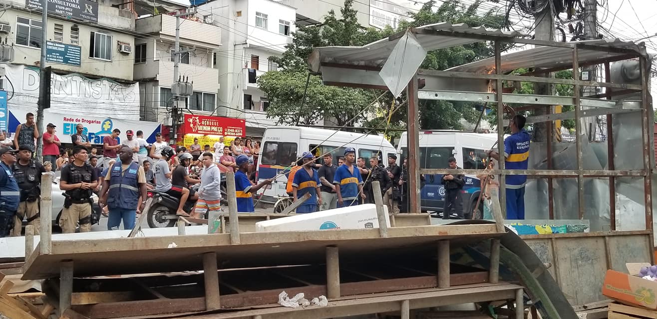 Prefeitura faz choque de ordem em Rio das Pedras e barracas são demolidas