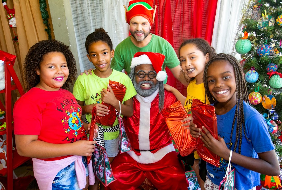 Papai Noel negro faz a festa da representatividade e da solidariedade em favelas do Rio