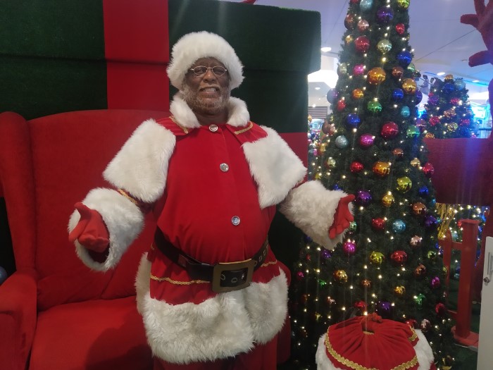 Papai Noel negro de Madureira é sucesso em shopping