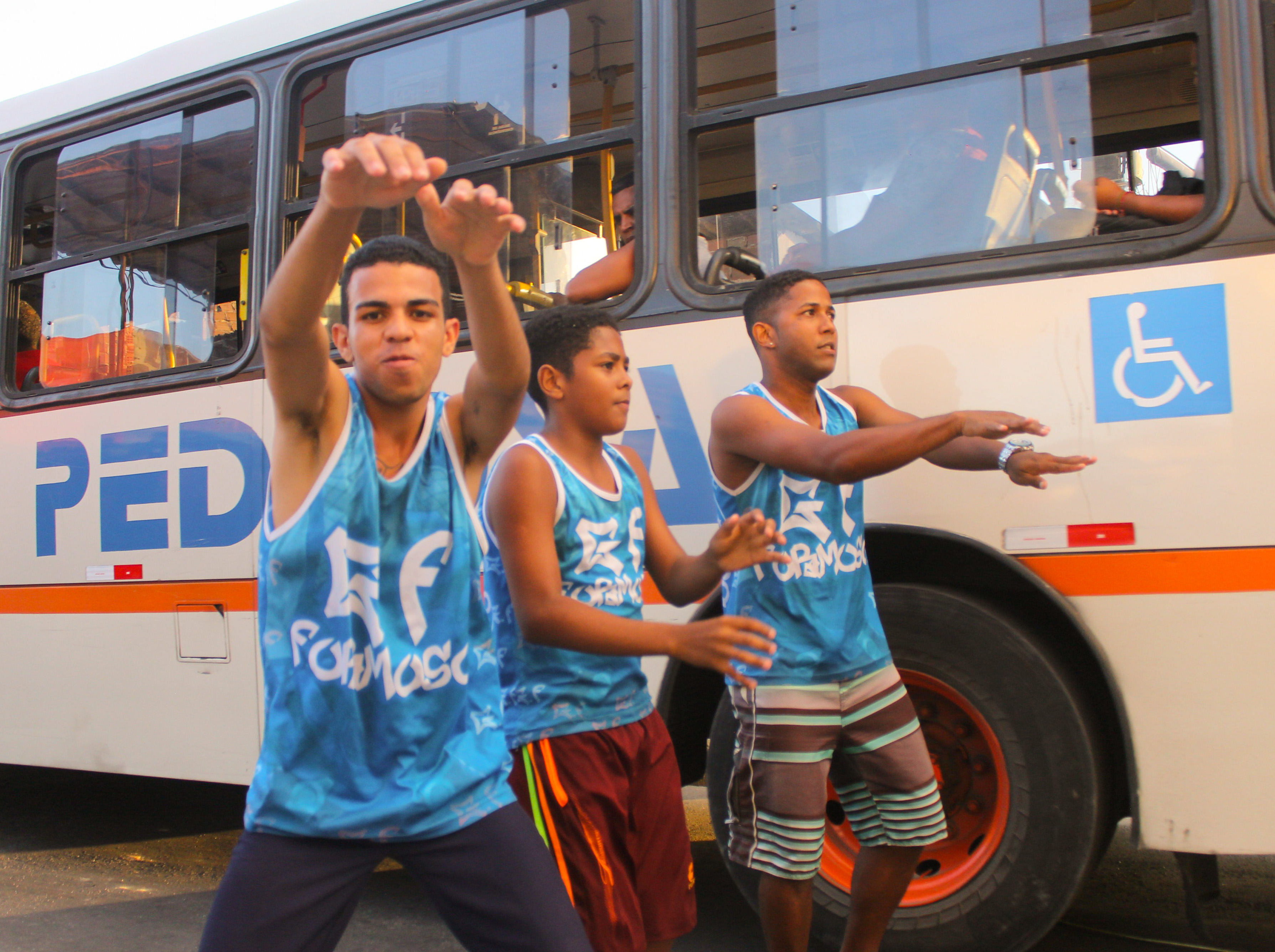 Brega e Passinho ditando o ritmo da favela