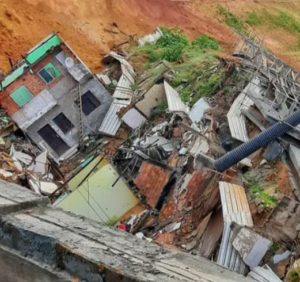 Casas no chão sonhos perdidos