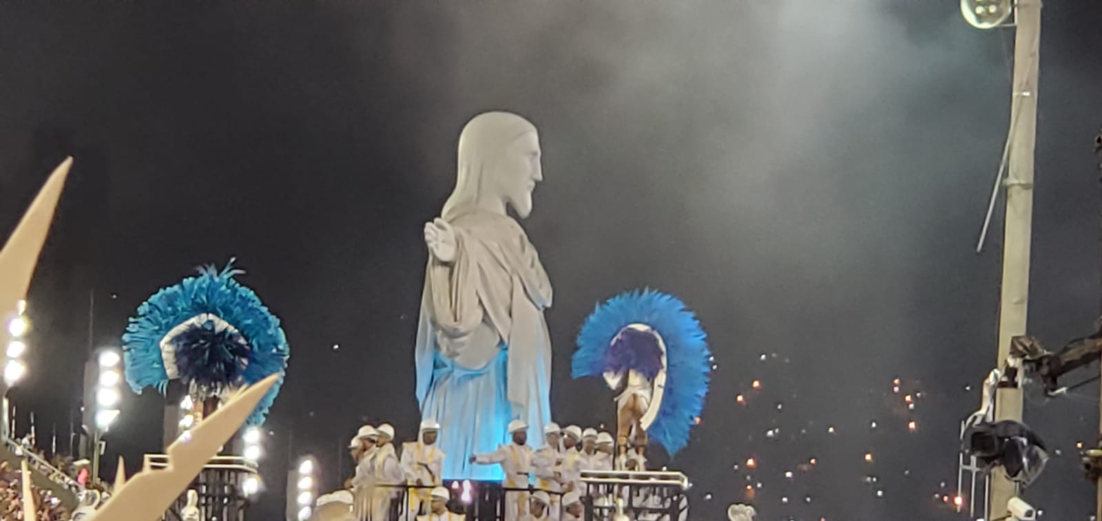 Tijuca de Paulo Barros faz desfile ‘protocolar’ sobre urbanismo