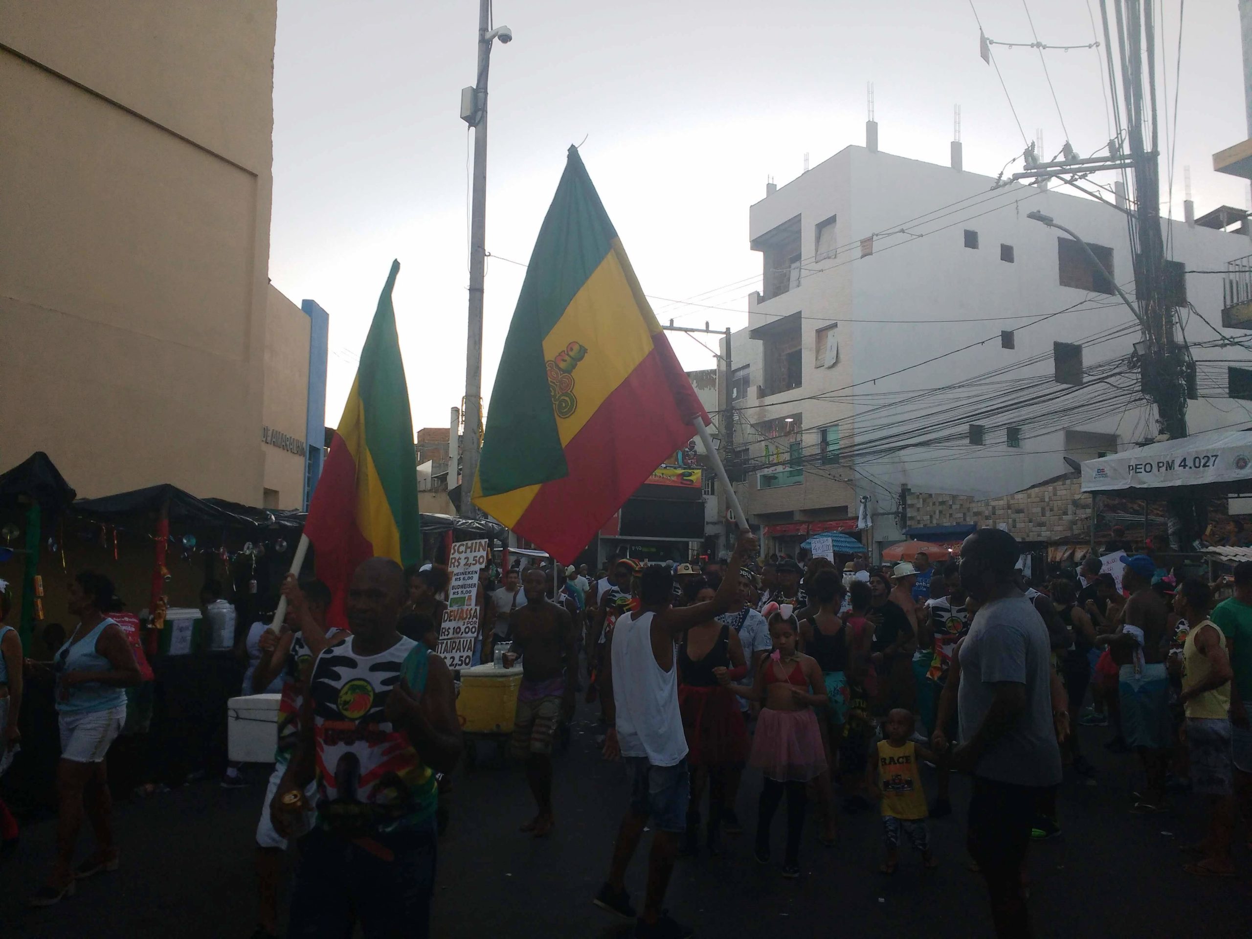 Cantora africana anima foliões no carnaval em Salvador