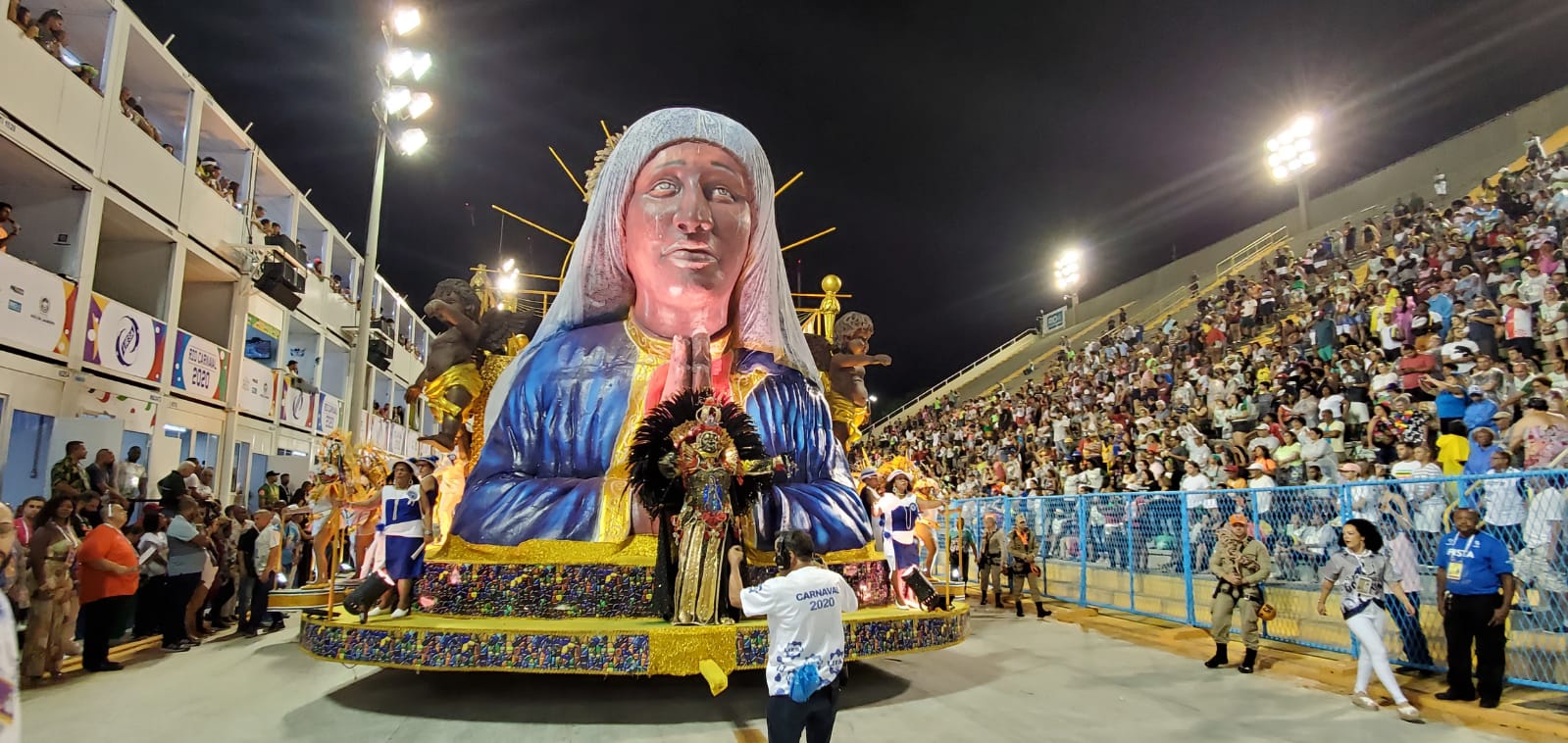 Acadêmicos do Sossego mescla maracatu com samba na Sapucaí