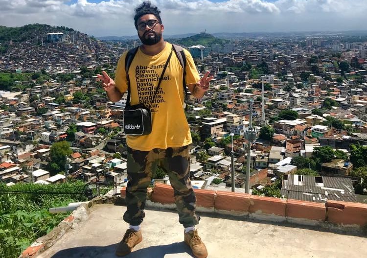 Ativista defensor dos direitos humanos é detido ao registrar ao vivo ação de PMs no Rio