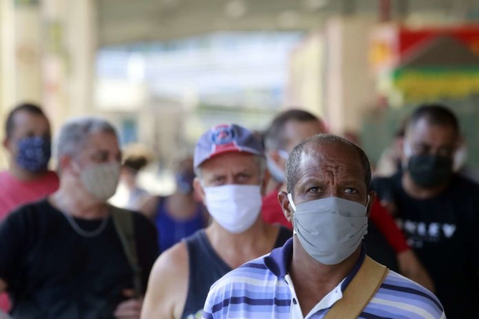 o Terminal Alvorada do BRT, na Barra da Tijuca, pessoas circulam com máscaras distribuídas pelo município - Foto Marcos de Paula - Prefeitura do Rio