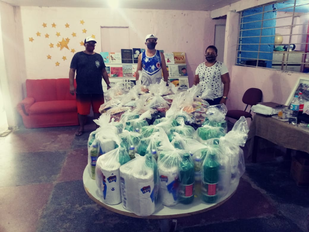 Associação distribui cestas básicas e kits de limpeza em bairro pobre do Recife