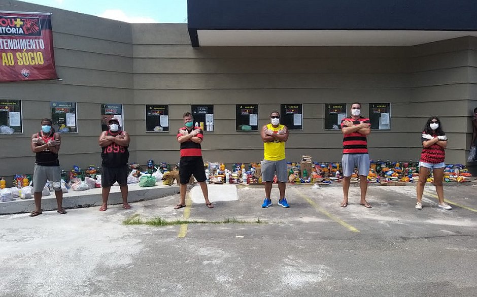 Jogadores de futebol doam cestas básicas para famílias na periferia de Salvador