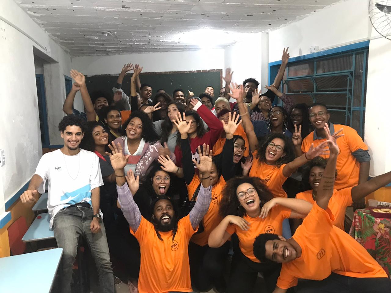 Projeto dá acesso à internet para alunos que moram nas favelas