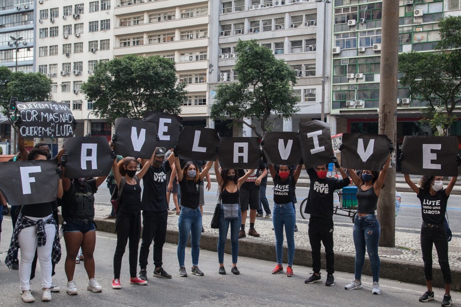 Grito contra o racismo é pacífico e forte no domingo carioca