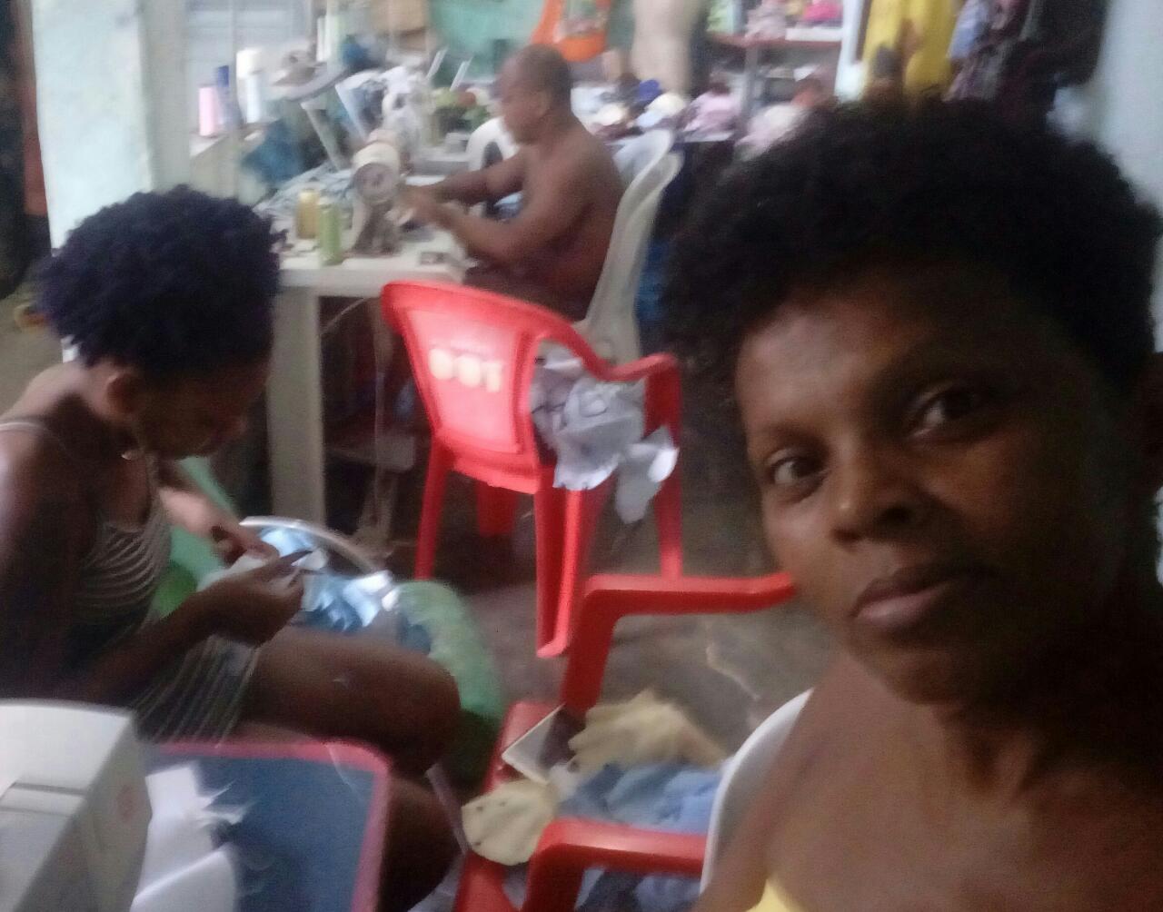 Favela faz máscaras para dar e vender também em Salvador