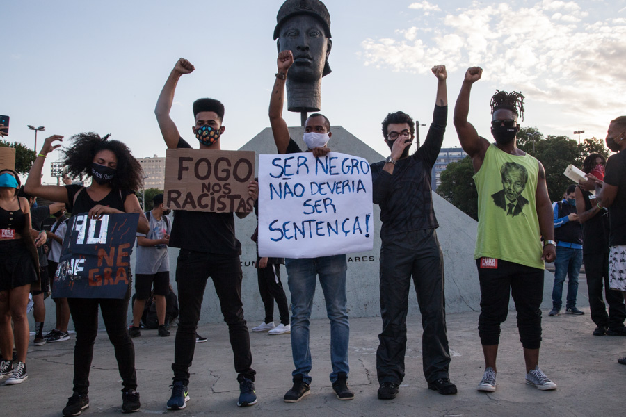 O assassinato de um jovem negro por um policial assassino