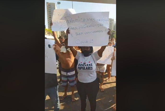 Rocinha para o trânsito em protesto contra falta d’água