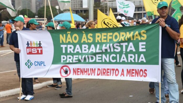 Ato de protesto contra as reformas sociais