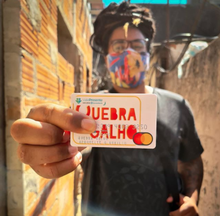 Cartão quebra-galho ajuda famílias nas favelas cariocas