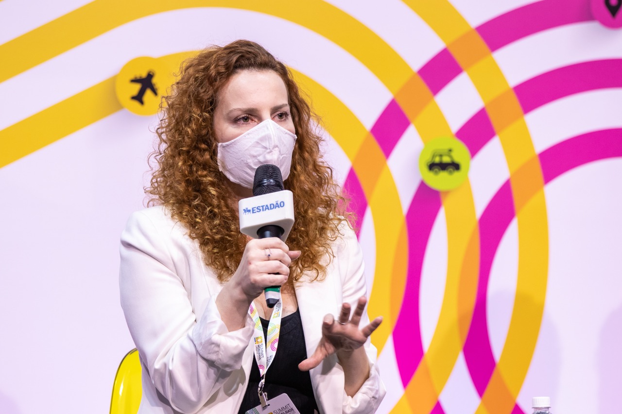 Pâmela Vaiano, diretora de Comunicação da 99, apresentou dados sobre o uso do app na pandemia
