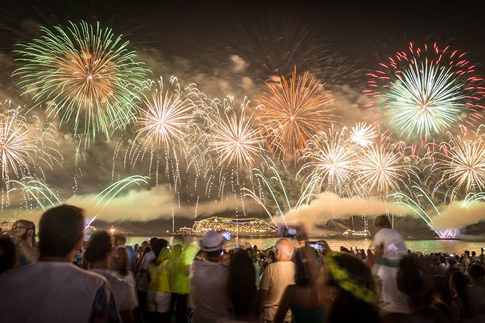 O contraditório minuto de silêncio pelas vítimas do Covid-19 na festa de Réveillon