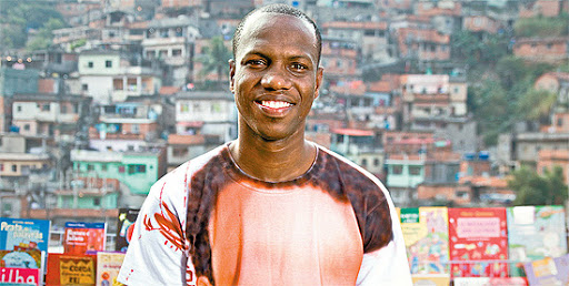 Universo literário na favela na temática de Otávio Júnior