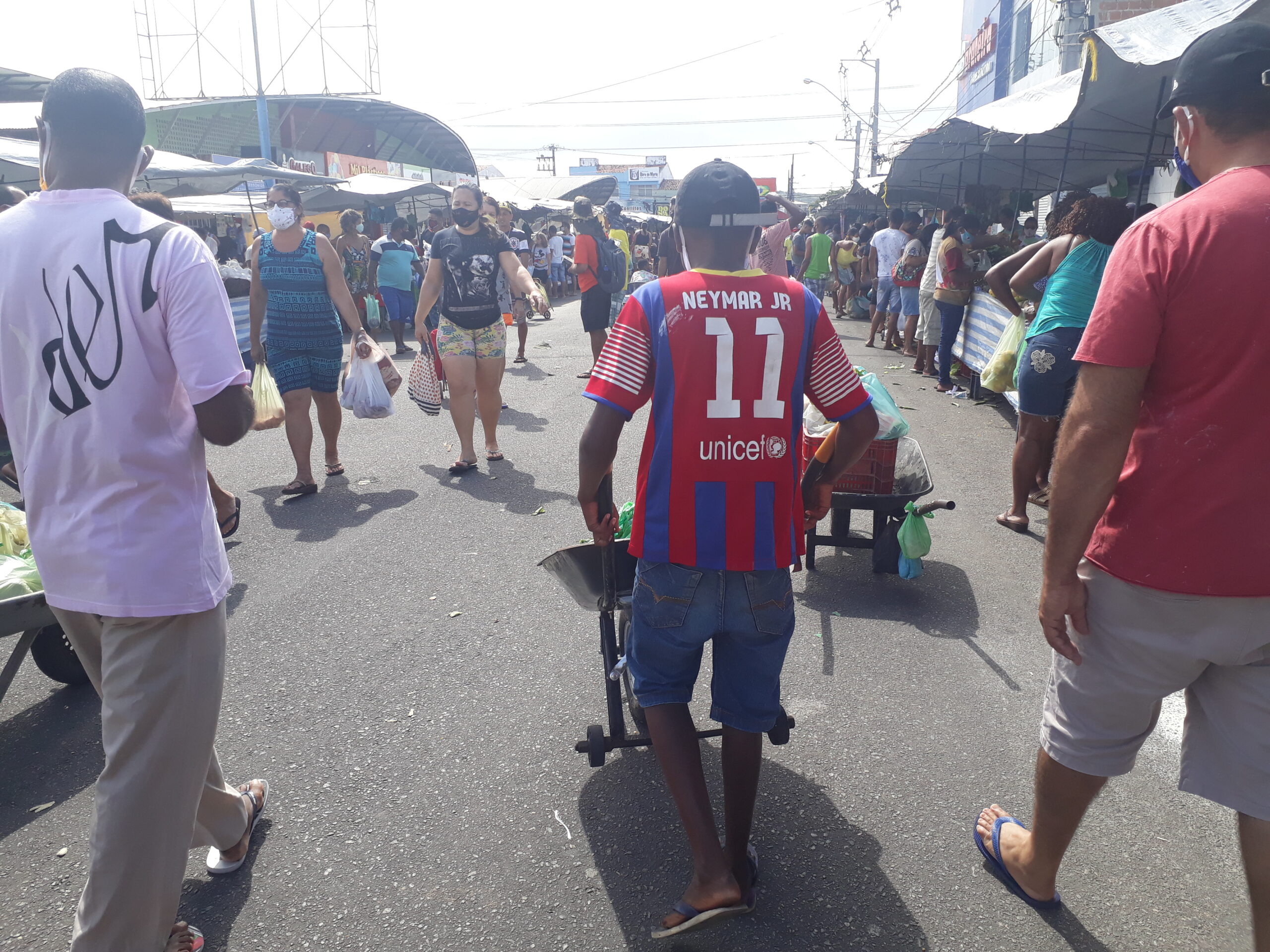 Trabalho infantil continua em feiras livres de Aracaju mesmo com a pandemia