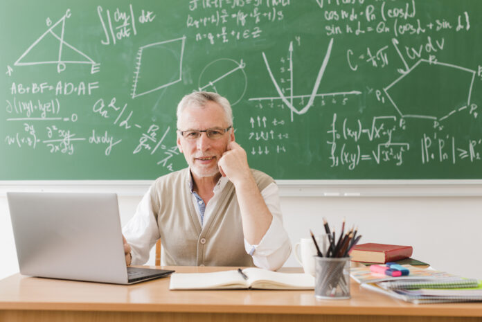 Professores poderão escolher e comprar computador de até R$ 2 mil subsidiados pelo governo de SP Professores poderão escolher e comprar computador de até R$ 2 mil subsidiados pelo governo de SP