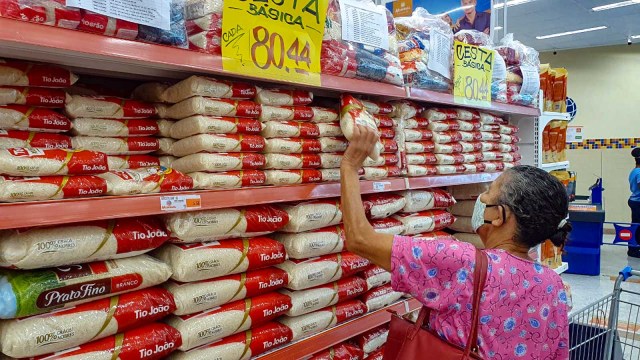 Alta nos alimentos e queda no auxílio: quem paga essa conta?