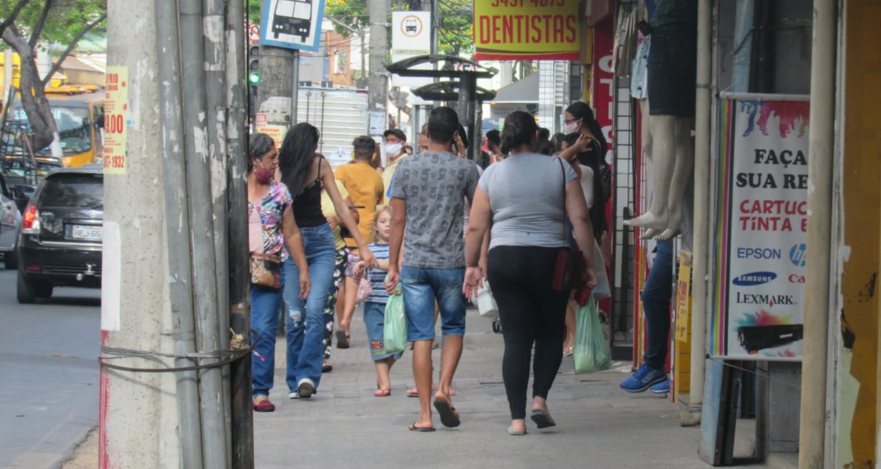 Comércio reabre e gera aglomeração nas ruas de Belo Horizonte