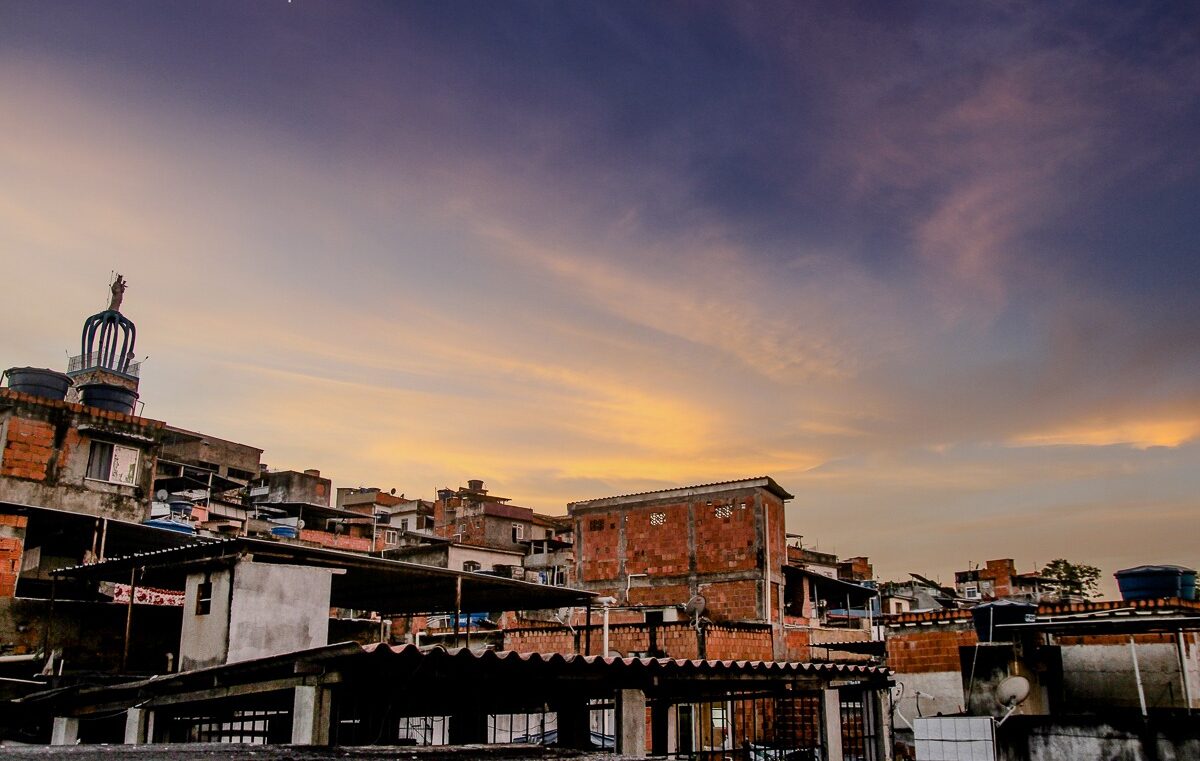 Crise econômica gerada pela pandemia faz ex-moradores voltarem para a favela