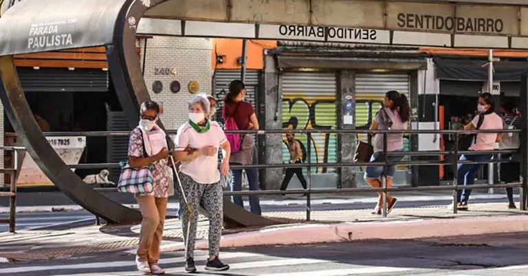 Centros urbanos ainda contam com muitos empecilhos à mobilidade dos idosos, como calçadas irregulares e sinalização deficiente - Foto: Rovena Rosa/Agência Brasil