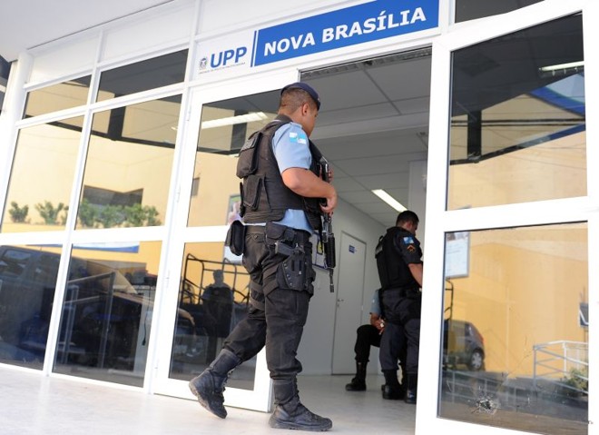 Complexo do Alemão tem intenso tiroteio após ataque de criminosos à base da UPP Nova Brasília - Foto: Vanderlei Almeida - AFP