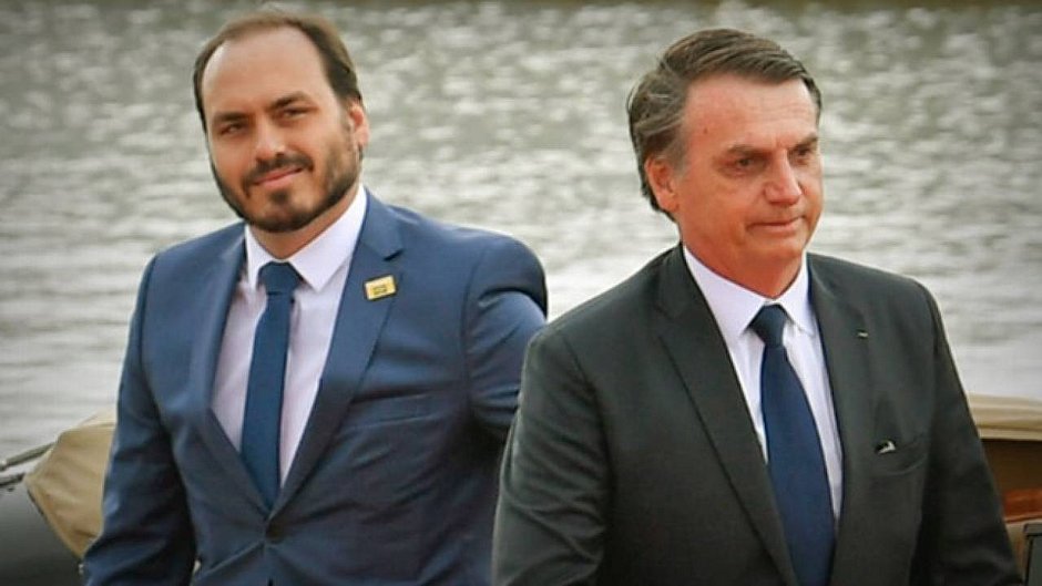 Bolsonaro doa R$ 10 mil de forma irregular para campanha do seu filho Carlos