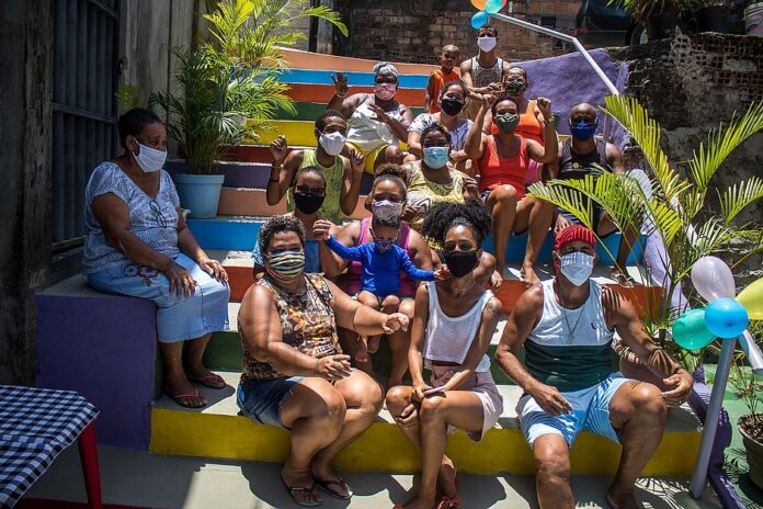 Igor Leonardo (camiseta amarela), junto com amigos e familiares- Foto:Reprodução