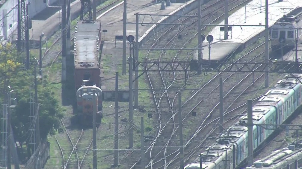 Bandidos sequestram trem no Rio e forçam parada na Mangueira; moradores estão em alerta