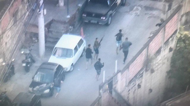 Tiroteio na Mangueira deixa três pessoas feridas; armas, granada e drogas foram apreendidas