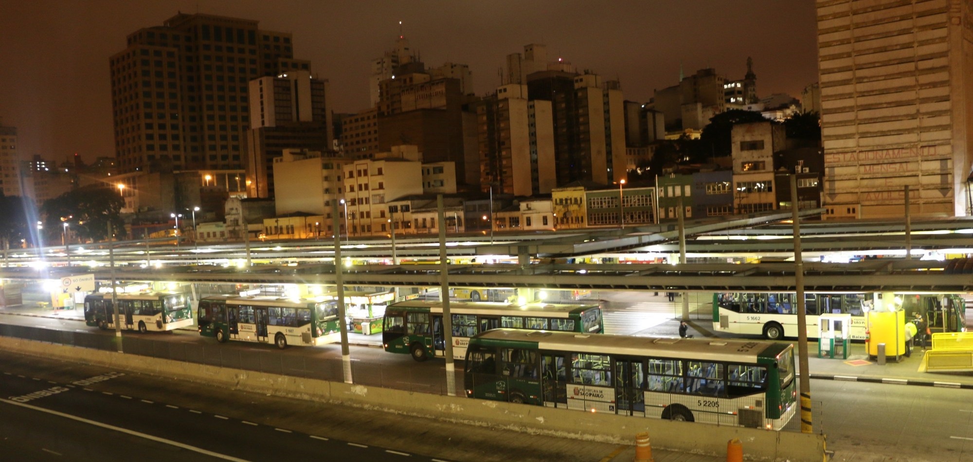 Com poucas linhas e intervalos irregulares, passageiros se sentem inseguros ao usar transporte público na madrugada