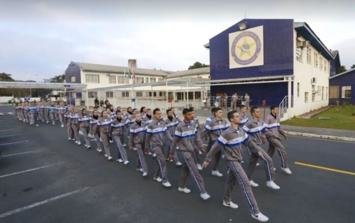 Governador sanciona lei que prevê até 200 escolas cívico-militares no estado