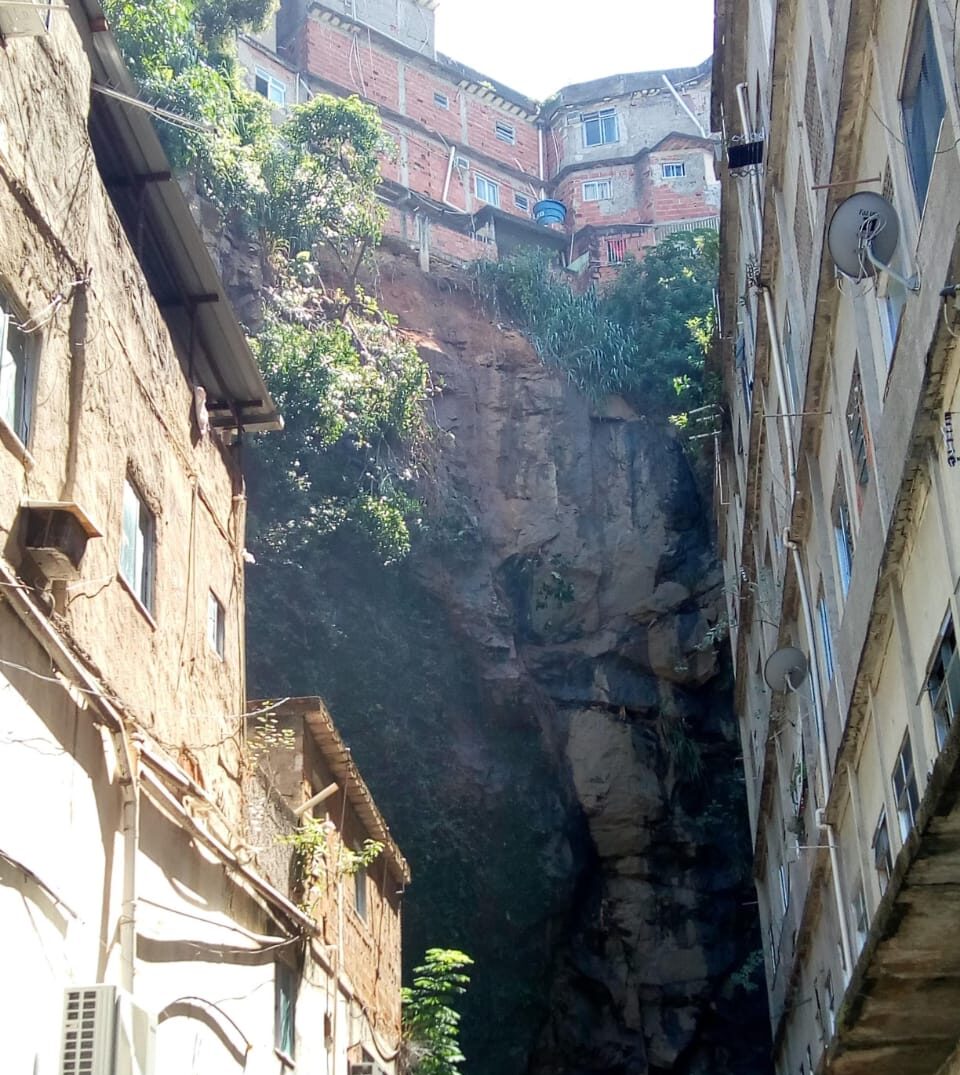 Queda de pedras de encosta ameaça estrutura de casas em Ramos, no Rio; moradores temem próxima chuva