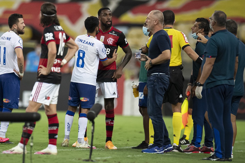 Jogador do Flamengo acusa atleta do Bahia de ato racista